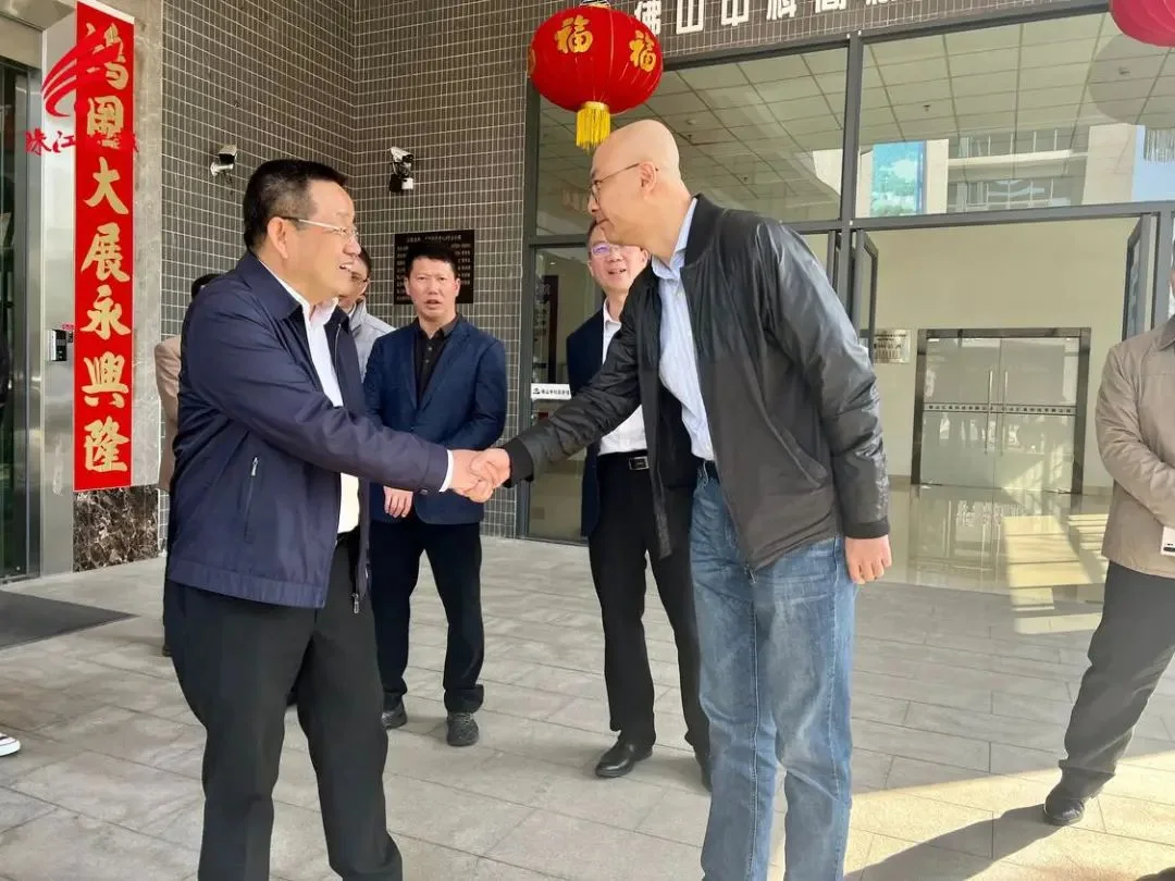 参访交流现场双方握手交谈