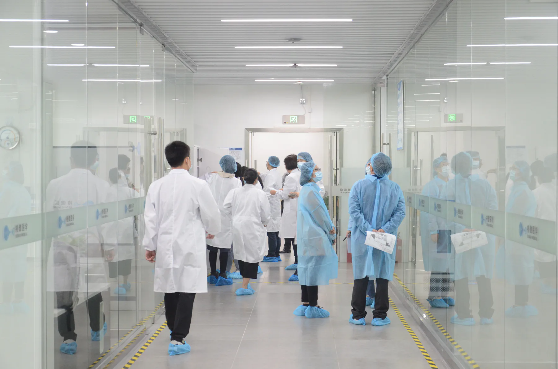来自不同团队的人员在实验室参访交流